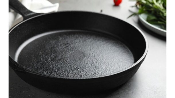 ketaus keptuvė blizga kaip nauja