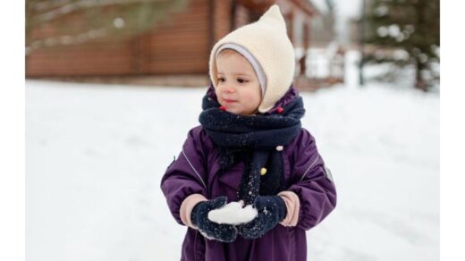 vaikas valgė sniegą lauke