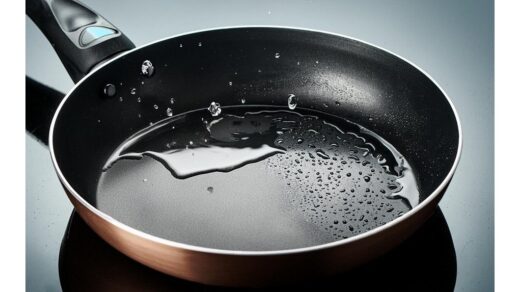 namų šeimininkės plauna riebias keptuves