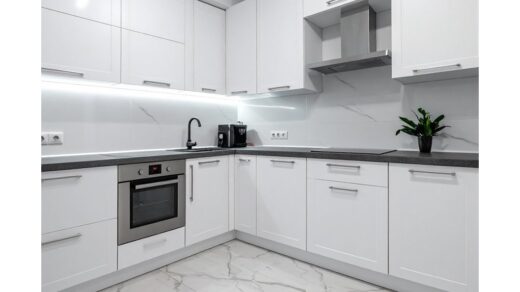 Virtuvės stalčiai vėl sniego baltumo