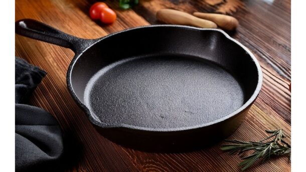 įsisenėjusių pridegusių nuosėdų nuo ketaus pašalinimas