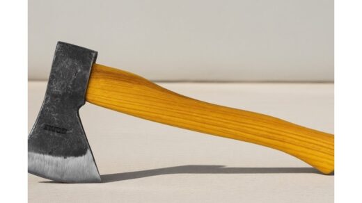 Aštrus kirvis pranoksta skustuvą