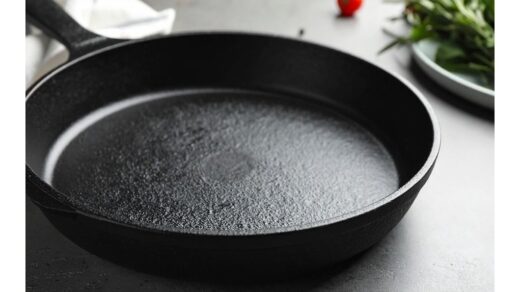 užsispyrusių pridegusių nuosėdų valymas nuo keptuvės